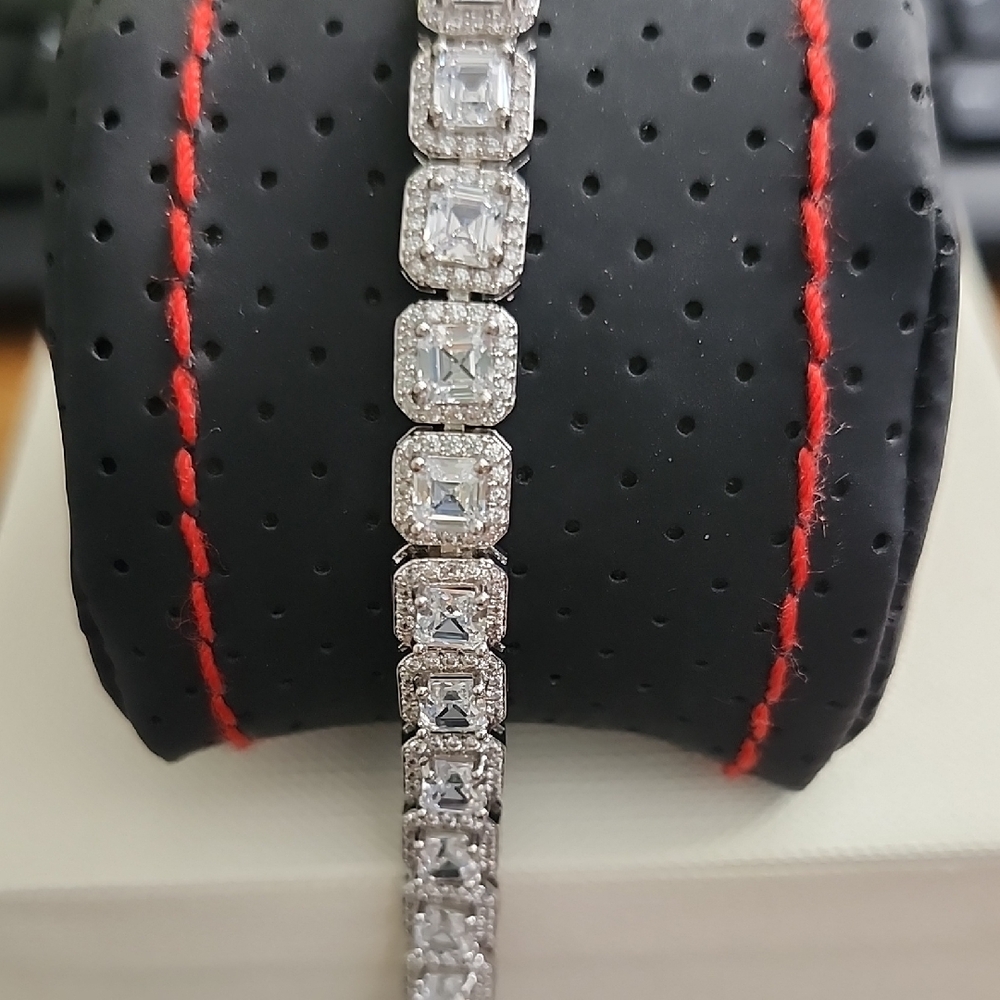 Elegant Silver Bracelet with Clear Stones
